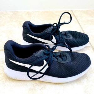 Nike women’s tennis shoes 9